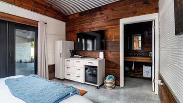 Desk, iron/ironing board, travel crib, WiFi