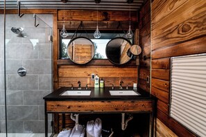 Douche, séchoir à cheveux, serviettes fournies