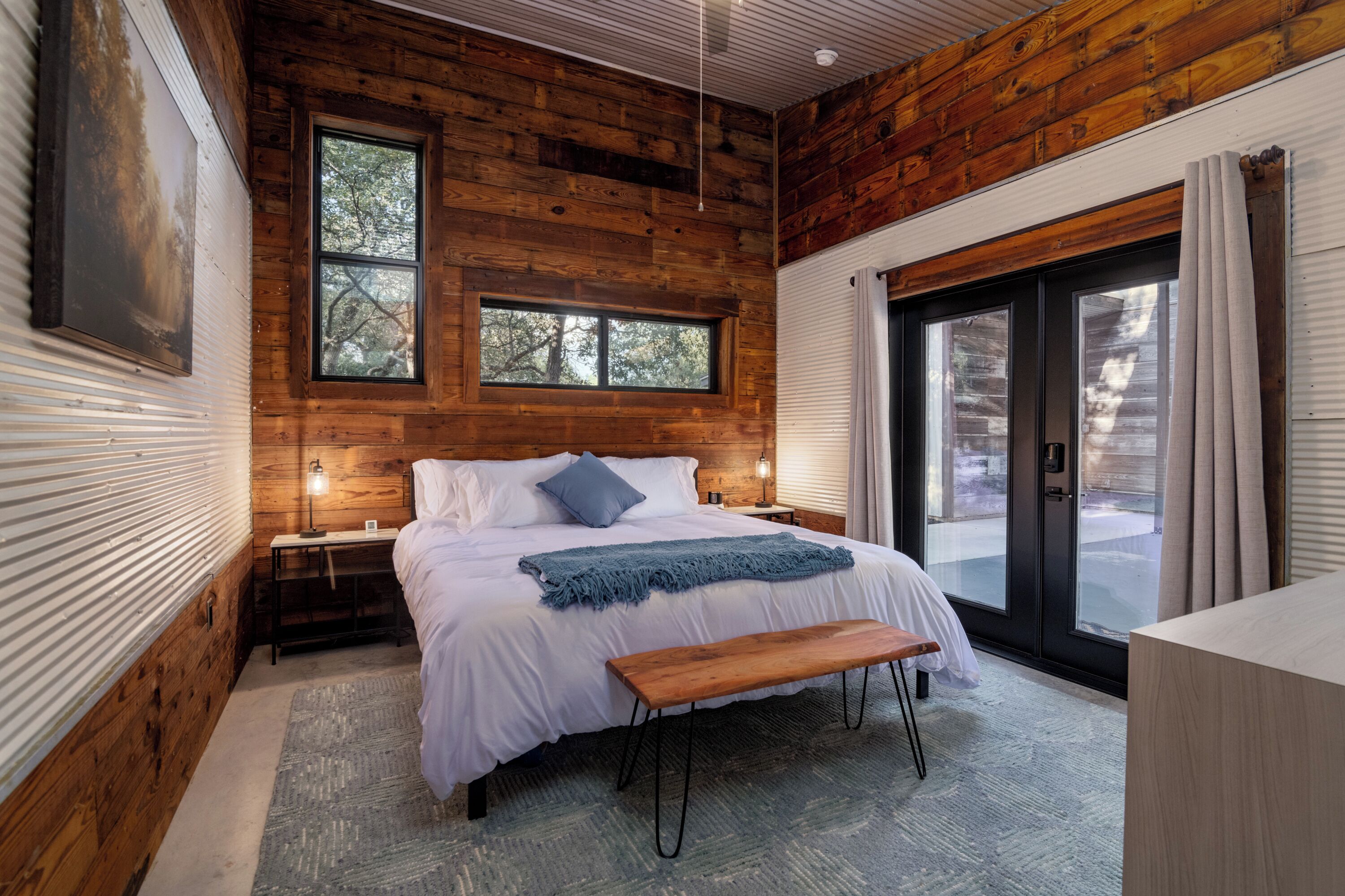 4 makuuhuonetta, työpöytä, silitysrauta/-lauta, vauvan matkasänky