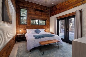 4 bedrooms, desk, iron/ironing board, travel cot