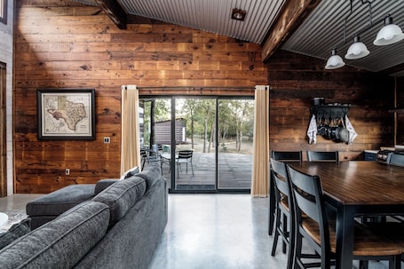 内装. Luxury S Austin Home + Casita