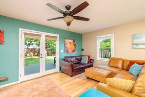 Smart TV, fireplace, offices, computer monitors - ✨ Ultimate Fairfax Stay | Work & Explore | Near DC, Metro, Dining! ✨ (Fairfax)