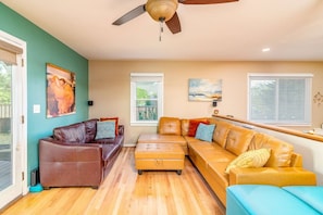 TV connectée, cheminée, espaces bureaux, écrans d'ordinateur