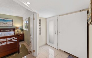 3 slaapkamers, een bureau, een strijkplank/strijkijzer, reisbedje