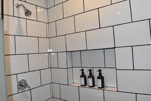 Economy Apartment, 1 Double Bed with Sofa bed, Kitchenette, City View | Bathroom | Shower, free toiletries, towels, soap - Departamentos exclusivos, equipados y amueblados en Torre Barrio Vergel (Monterrey)