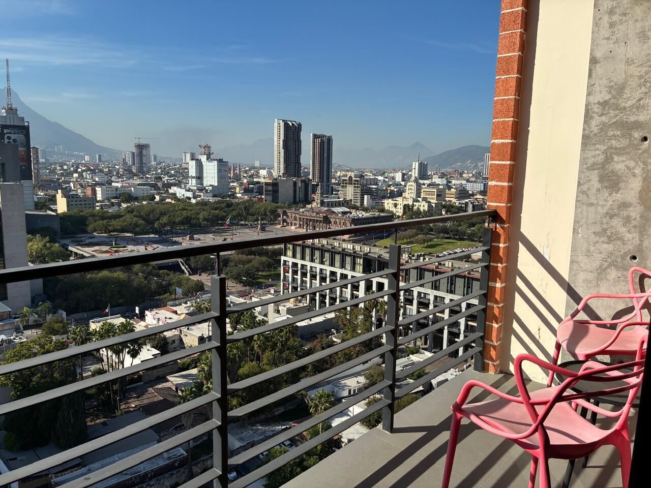 经典客房, 1 张特大床, 城市景观, 塔楼 | 露台