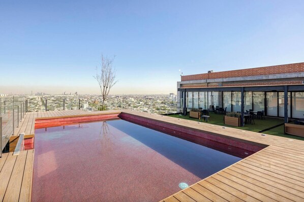 Outdoor pool - Departamentos exclusivos, equipados y amueblados en Torre Barrio Vergel (Monterrey)