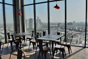Rooftop terrace - Departamentos exclusivos, equipados y amueblados en Torre Barrio Vergel (Monterrey)