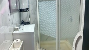 Douche, sèche-cheveux, bidet, serviettes fournies