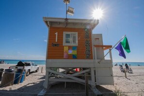 A lifeguard tower with a flag, located on a beach with a clear sky. - Ocean View 3 BDR Condo Pool Gym Private Balcony (Hallandale Beach)