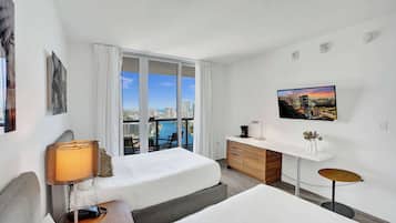 Tabla de planchar con plancha, wifi, ropa de cama