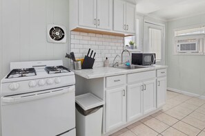 Réfrigérateur, four à micro-ondes, surface de cuisson, cafetière-théière