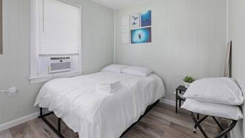 2 bedrooms, desk, iron/ironing board, WiFi