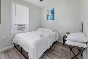 2 bedrooms, desk, iron/ironing board, WiFi