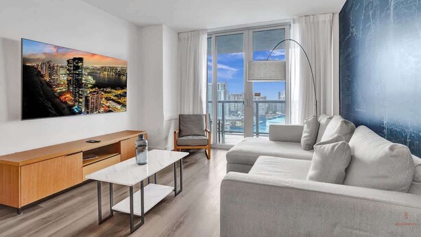 Living area - Condo Resort Style Beach Access & Fitness Center (Hallandale Beach)