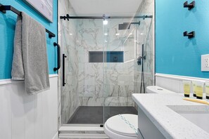 Dusche, Haartrockner, Handtücher, Toilettenpapier