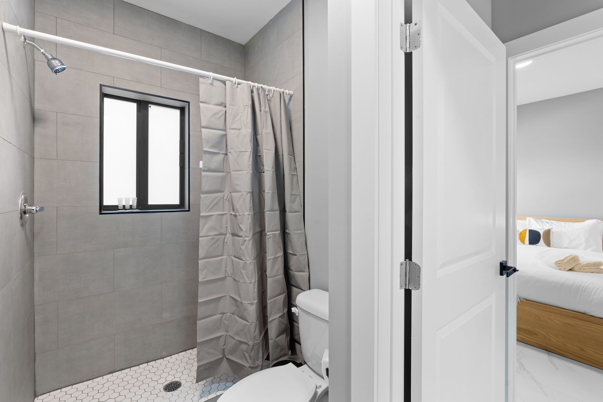 Pengering rambut, handuk, sabun, dan sampo