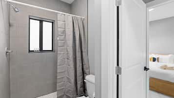 Haartrockner, Handtücher, Seife, Shampoo