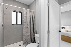 吹风机、毛巾、肥皂、洗发水