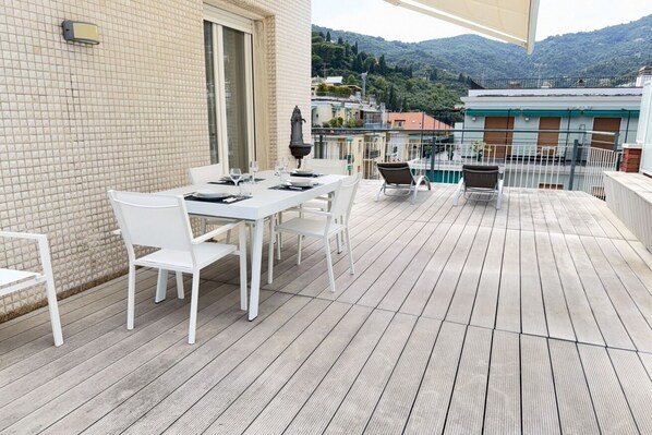 Outdoor dining - Exclusive Penthouse, Sea View 100m from the beach (Alassio)