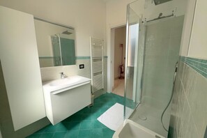 Shower, bidet, towels - Exclusive Penthouse, Sea View, 100m from the beach (Alassio)