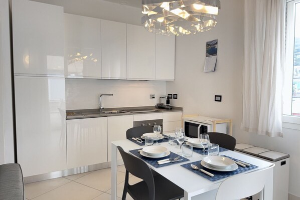 Fridge, microwave, dishwasher - Exclusive Penthouse, Sea View, 100m from the beach (Alassio)