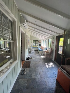 Smart TV - Spacious 4-bedroom house with WiFi and room-by-room ACs in charming Ocean Beach (Ocean Beach)