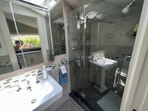 Dusche, Haartrockner, Handt ücher, Seife