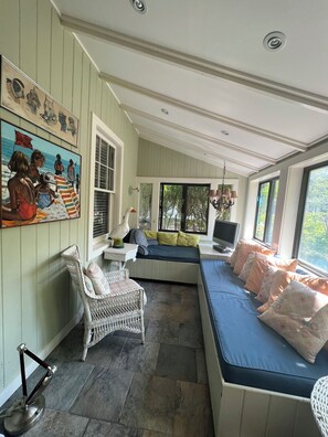 Interior - Spacious 4-bedroom house with WiFi and room-by-room ACs in charming Ocean Beach (Ocean Beach)