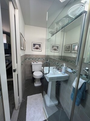 Douche, sèche-cheveux, serviettes fournies, savon