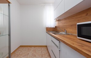 Fridge, stovetop