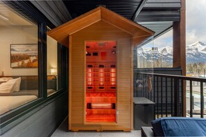 8 bedrooms, desk, iron/ironing board, travel crib