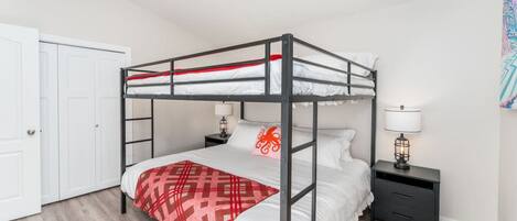 8 chambres, bureau, fer et planche à repasser, lit de bébé portatif