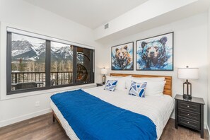 8 quartos, escrivaninha, ferros/tábuas de passar roupa, berço de viagem