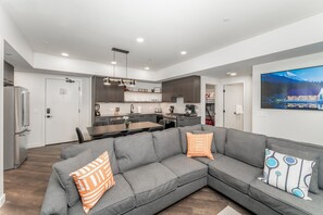 Smart-tv, een open haard, een tafeltennistafel en een muziekbibliotheek