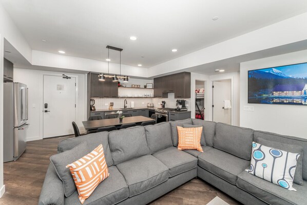 Televisor intel·ligent, llar de foc i taula de tennis de taula 