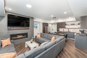 Smart-tv, een open haard, een tafeltennistafel en een muziekbibliotheek