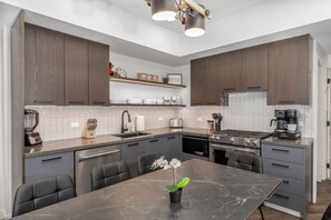 Frigorífic, microones, forn i placa de cuina 