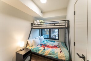 4 Schlafzimmer, Schreibtisch, Bügeleisen/Bügelbrett, Reisekinderbett