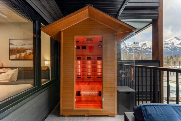 4 chambres, bureau, fer et planche à repasser, lit de bébé portatif