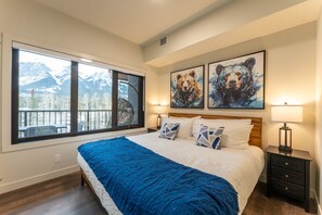 4 bedrooms, desk, iron/ironing board, travel crib