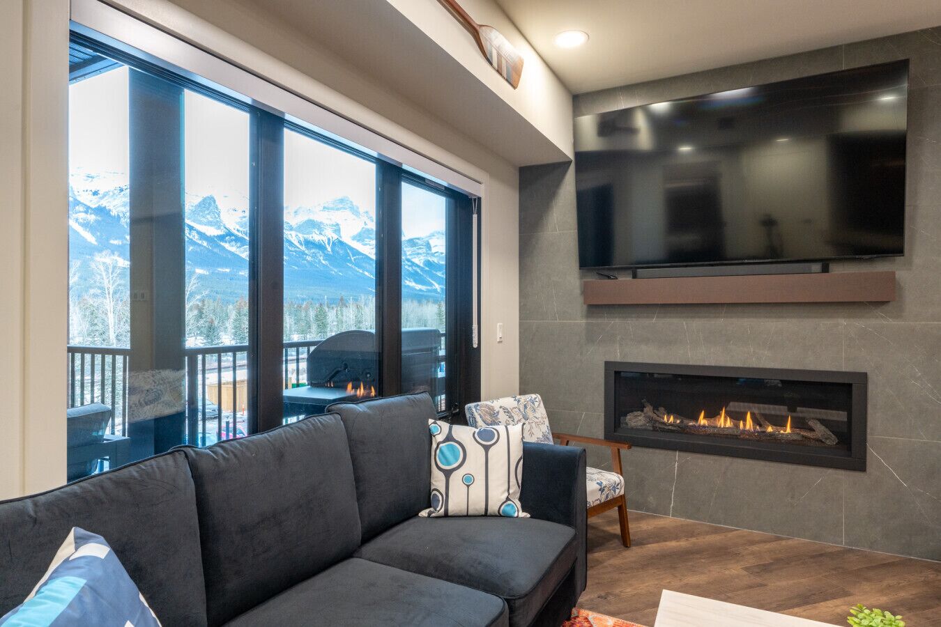 TV connectée, cheminée, table de tennis de table, médiathèque