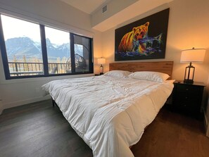 4 bedrooms, desk, iron/ironing board, travel crib