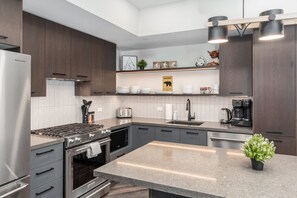 Refrigerador, microondas, horno y parrilla de estufa