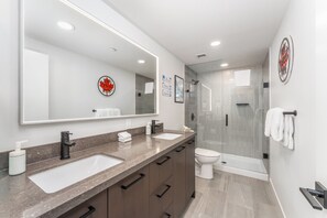 Séchoir à cheveux, serviettes fournies