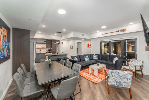 Smart-tv, eldstad, ett bordtennisbord och ett musikbibliotek