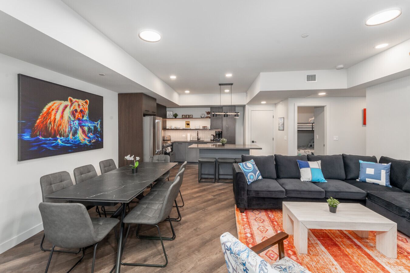 Smart-tv, eldstad, ett bordtennisbord och ett musikbibliotek