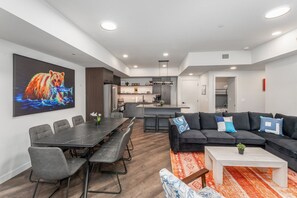 Una Smart TV, una chimenea, una mesa de tenis de mesa