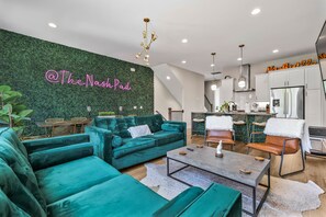 Smart TV, table football - TheNashpad! Rooftop, Games, 5 mins to Broadway! (Nashville)