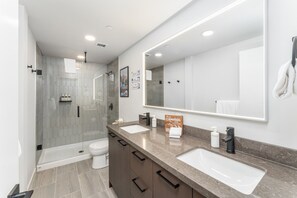 Séchoir à cheveux, serviettes fournies